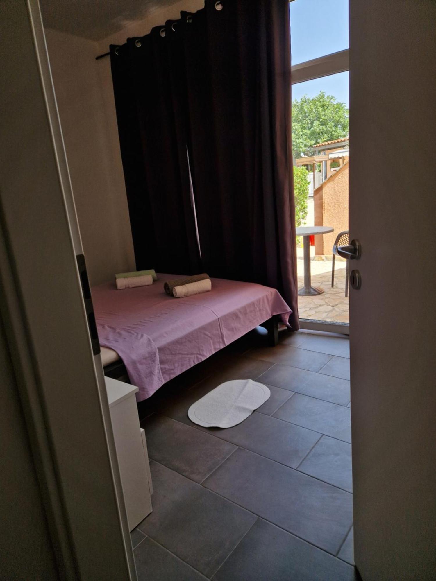 Aurelia Apartments, Vir Exteriör bild